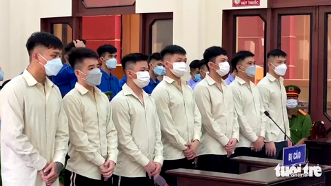 Xét xử lại vụ bắn nhau trước quán karaoke XO làm 4 người thương vong- Ảnh 1. Các bị cáo tại phiên tòa xét xử sơ thẩm ngày 12-5-2022 ở Tiền Giang - Ảnh: HOÀI THƯƠNG