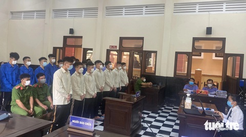 Xét xử lại vụ bắn nhau trước quán karaoke XO làm 4 người thương vong- Ảnh 2. Các bị cáo tại phiên tòa xét xử sơ thẩm ngày 12-5-2022 tại Tiền Giang - Ảnh: HOÀI THƯƠNG