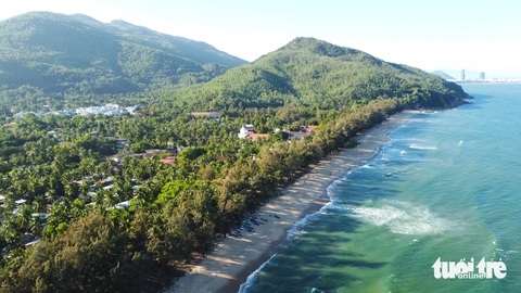 Làng phong Quy Hoà nằm bên bãi biển dài, quanh năm sóng vỗ rì rào rất thơ mộng - Ảnh: LÂM THIÊN Làng Quy Hòa nằm bên bãi biển dài, quanh năm sóng vỗ rì rào rất thơ mộng