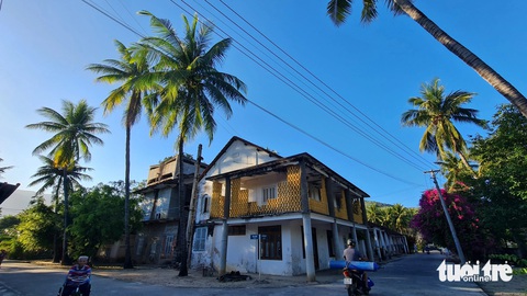 Những ngôi nhà được xây từ thời Pháp vẫn trầm lặng và tồn tại cho đến bây giờ - Ảnh: LÂM THIÊN Những ngôi nhà được xây từ thời Pháp tồn tại đến ngày nay