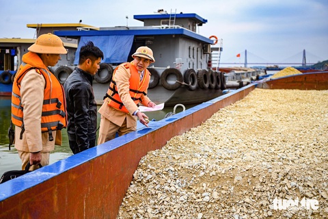 Cảnh sát giao thông đo nồng độ cồn người lái tàu trên tuyến sông Hồng- Ảnh 3. Một tàu chở vật liệu xây dựng đang được kiểm tra - Ảnh: HỒNG QUANG