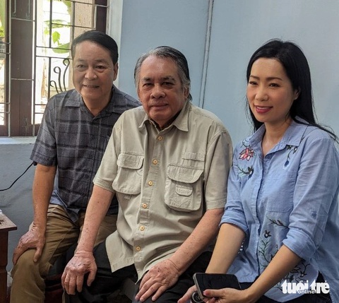 Ông Tôn Thất Cần (bìa trái) và bà Trịnh Kim Chi (bìa phải), hai phó chủ tịch Hội Sân khấu TP.HCM, thăm hỏi nghệ sĩ Huỳnh Thanh Trà - Ảnh: LINH ĐOAN Ông Tôn Thất Cần (bìa trái) và bà Trịnh Kim Chi, hai phó chủ tịch Hội Sân khấu TP.HCM, thăm hỏi nghệ sĩ Huỳnh Thanh Trà - Ảnh: LINH ĐOAN