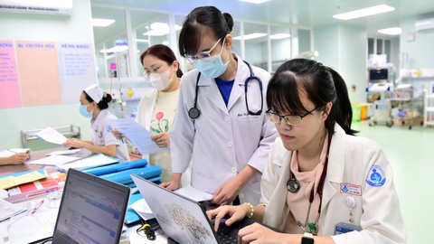 Những 'chiến binh' áo trắng không bao giờ bỏ cuộc- Ảnh 1. Khoa sơ sinh 2 - chuyển hóa - di truyền Bệnh viện Nhi đồng 1 có một đội ngũ y bác sĩ tận tụy hết lòng và không bao giờ bỏ cuộc dù các bé chỉ còn sống được thêm một ngày nữa - Ảnh: DUYÊN PHAN