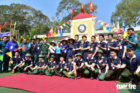 Các trại sinh chụp ảnh lưu niệm với lãnh đạo quận 1 trong hội trại ngày hội tòng quân ngày 26-2 Các trại sinh chụp ảnh lưu niệm với lãnh đạo quận 1 trong hội trại ngày hội tòng quân ngày 26-2