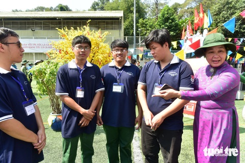 Phó bí thư thường trực Quận ủy quận 1 Hoàng Thị Tố Nga thăm hỏi hai anh em sinh đôi (thứ hai từ trái) Đặng PhươngThiện, Đặng Phương Thức và các trại viên của tiểu trại Võ Nguyên Giáp (phường Bến Nghé). Phó bí thư thường trực Quận ủy quận 1 Hoàng Thị Tố Nga thăm hỏi hai anh em sinh đôi Đặng Phương Thiện - Đặng Phương Thức (thứ hai và ba từ trái sang) và các trại viên của tiểu trại Võ Nguyên Giáp (phường Bến Nghé).