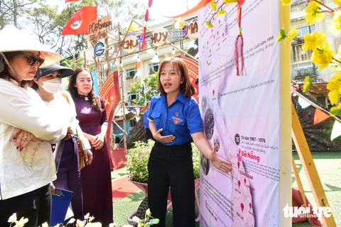 Bạn Võ Thị Tuyết Như (Phó Chủ tịch Hội phụ nữ phường Cô Giang) thuyết trình chủ đề về tiểu trại Chu Huy Mân cho ban giám khảo chấm điểm trại. Chị Võ Thị Tuyết Như (phó chủ tịch Hội phụ nữ phường Cô Giang) thuyết trình chủ đề về tiểu trại Chu Huy Mân cho ban giám khảo chấm điểm trại.