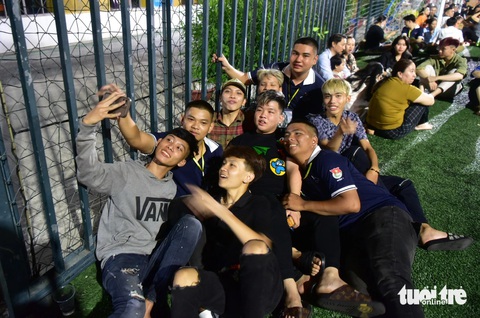 Bạn bè của các tân binh phường Nguyễn Cư Trinh vui chơi chụp ảnh selfie với nhau trong đêm hội trại Bạn bè của các tân binh phường Nguyễn Cư Trinh vui chơi chụp ảnh selfie với nhau trong đêm hội trại