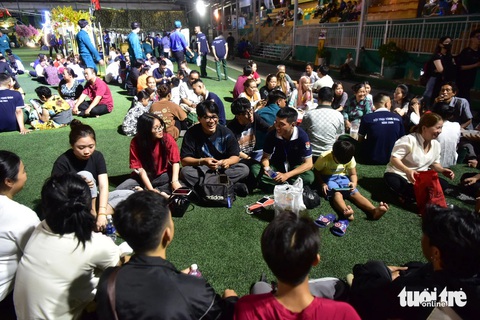Các bạn học và gia định quay quần với các tân binh sau khi kết thúc phần lễ đêm hội trại. Bạn học và gia đình quây quần với các tân binh sau khi kết thúc phần lễ đêm hội trại.