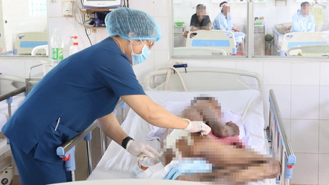 Bệnh viện Nhân Ái: Ấm áp nơi bờ vực sự sống và cái chết- Ảnh 1. Nhân viên y tế Bệnh viện Nhân Ái chăm sóc bệnh nhân nhiễm HIV/AIDS giai đoạn cuối - Ảnh: X.MAI