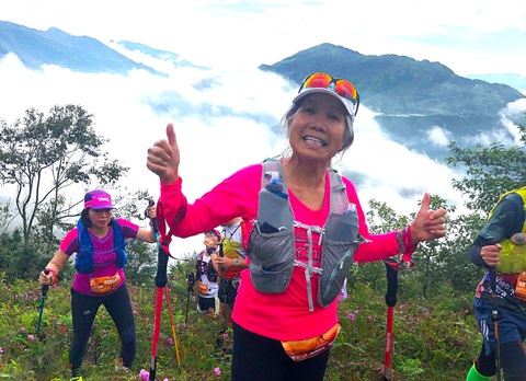 Châu Smith: Người phụ nữ gốc Việt 77 tuổi chạy hơn 130 giải marathon trên 7 lục địa- Ảnh 4. Bà Châu Smith tham dự cuộc thi marathon đường núi tại Sa Pa, Lào Cai - Ảnh: NGUYỄN ĐẠT