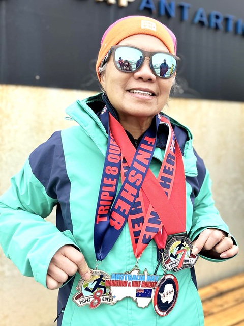 Châu Smith: Người phụ nữ gốc Việt 77 tuổi chạy hơn 130 giải marathon trên 7 lục địa- Ảnh 1. Bà Châu Smith trên hành trình chinh phục hơn 130 cuộc thi marathon khắp nơi trên thế giới - Ảnh: NVCC