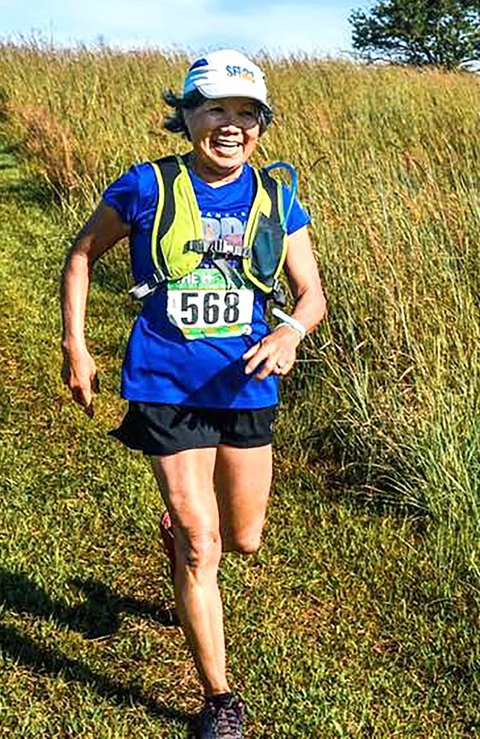 Châu Smith: Người phụ nữ gốc Việt 77 tuổi chạy hơn 130 giải marathon trên 7 lục địa- Ảnh 3. Bà Châu Smith trên hành trình chinh phục hơn 130 cuộc thi marathon khắp nơi trên thế giới - Ảnh: NVCC