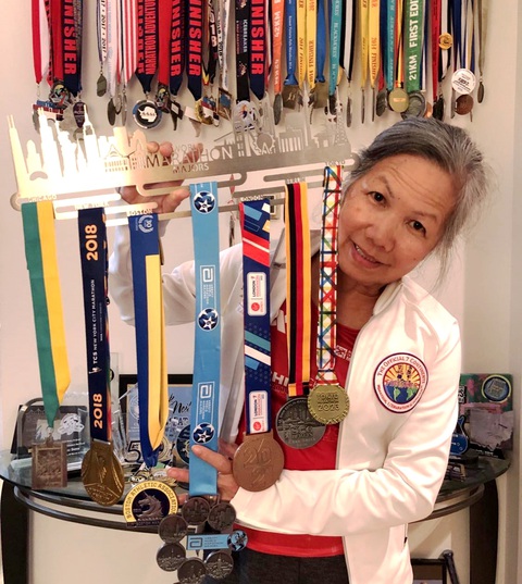 Châu Smith: Người phụ nữ gốc Việt 77 tuổi chạy hơn 130 giải marathon trên 7 lục địa- Ảnh 2. Bà Châu Smith và bộ sưu tập huy chương marathon ở 7 lục địa - Ảnh: NVCC