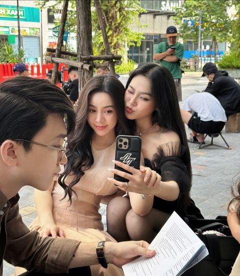 Cù Thị Trà - nữ phụ đóng vai nào cũng bị ghét, visual mặt mộc vạn người mê- Ảnh 2. Cù Thị Trà, Quỳnh Kool và B Trần thân thiết ở hậu trường, dù lên phim đối đầu kịch liệt
