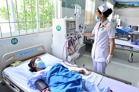Bác sĩ trẻ, hãy cứ đi và cống hiến- Ảnh 5. Đơn vị chạy thận nhân tạo được Bệnh viện Lê Văn Thịnh thiết lập cuối năm 2023 tại Cần Giờ là mơ ước nhiều năm của bà con nơi đây. Hiện đang có 18 bệnh nhân chạy thận tại đây, thay vì phải lên các bệnh viện trung tâm TP - Ảnh: DUYÊN PHAN