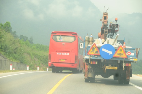 Xe chạy như rùa bò trên cao tốc: Không xử phạt là pháp luật không nghiêm- Ảnh 4. Xe khách vượt sai luật vì xe công trường di chuyển quá chậm phía trước - Ảnh: B.D.