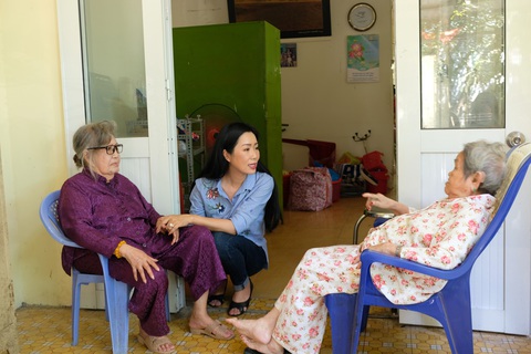Nghệ sĩ Trịnh Kim Chi trò chuyện cùng hai nghệ sĩ Diệu Hiền (áo tím) và công nhân s6an khấu Đặng Thị Xuân - Ảnh: LINH ĐOAN Nghệ sĩ Trịnh Kim Chi trò chuyện cùng hai nghệ sĩ Diệu Hiền (áo tím) và công nhân sân khấu Đặng Thị Xuân - Ảnh: LINH ĐOAN
