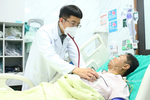 PGS.TS Mai Duy Tôn thăm khám cho bệnh nhân đột quỵ điều trị tại Trung tâm Đột quỵ, Bệnh viện Bạch Mai - Ảnh: BVCC PGS.TS Mai Duy Tôn thăm khám cho bệnh nhân đột quỵ điều trị tại Bệnh viện Bạch Mai - Ảnh: BVCC