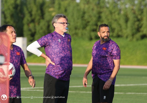 U23 Việt Nam đấu giao hữu U23 Tajikistan trước khi tranh vé Olympic Paris 2024- Ảnh 2. HLV Philippe Troussier (giữa) và trợ lý Moulay Lahsen - Ảnh: VFF