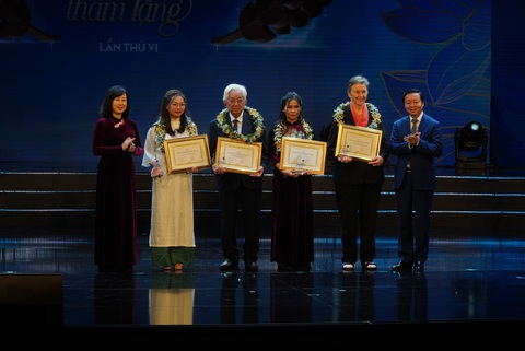 Phó thủ tướng Trần Hồng Hà và Bộ trưởng Bộ Y tế Đào Hồng Lan trao giải cho tác giả và nhân vật đạt giải trong cuộc thi Phó thủ tướng Trần Hồng Hà và Bộ trưởng Bộ Y tế Đào Hồng Lan trao giải cho tác giả và nhân vật đạt giải trong cuộc thi