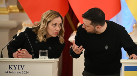 Ông Zelensky kêu gọi Ý thu lại visa cấp cho những người ủng hộ ông Putin- Ảnh 1. Nữ thủ tướng Ý Giorgia Meloni và Tổng thống Ukraine Volodymyr Zelensky tại cuộc họp báo ở Kiev, Ukraine ngày 24-2 - Ảnh: GETTY IMAGES