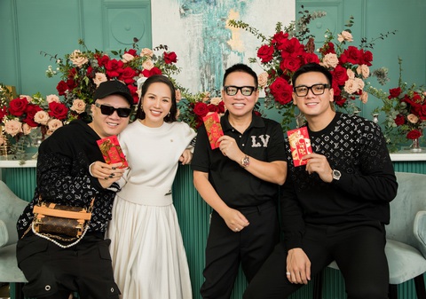 Dàn sao Việt đập heo đất, nhảy theo trend trong tiệc khai xuân- Ảnh 6. Nhà thiết kế Đỗ Mạnh Cường (trái) và diễn viên Lê Xuân Tiền (phải)