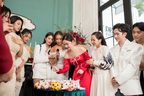 Dàn sao Việt đập heo đất, nhảy theo trend trong tiệc khai xuân- Ảnh 7. Dàn sao cùng chơi đập heo đất nhận lì xì