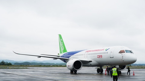 Tin tức sáng 1-3: Máy bay COMAC Trung Quốc sắp trình diễn ở Tân Sơn Nhất- Ảnh 1. Máy bay C919 do Trung Quốc sản xuất đã được giới thiệu ở sân bay Vân Đồn, Quảng Ninh
