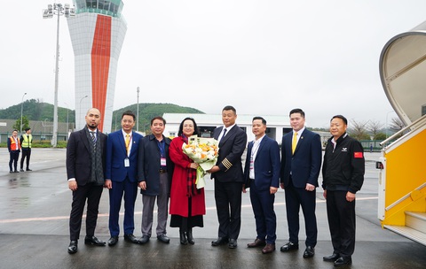 Máy bay thương mại 'made in' Trung Quốc lần đầu đến Vân Đồn- Ảnh 3. Lãnh đạo Sở Du lịch tỉnh Quảng Ninh cùng đại diện sân bay quốc tế Vân Đồn chào đón đoàn lãnh đạo Tập đoàn Comac và phi hành đoàn hạ cánh đến Quảng Ninh - Ảnh: T. DƯƠNG