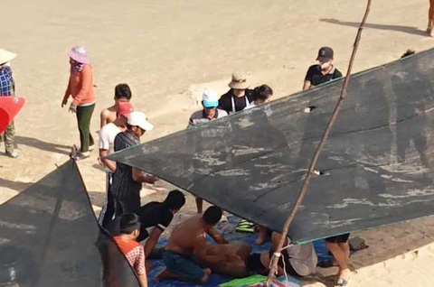 Lực lượng chức năng và người dân cứu thành công 6 học sinh khuyết tật bị đuối nước khi tắm biển - Ảnh: N.V.H Lực lượng chức năng và người dân cứu thành công 6 học sinh khuyết tật bị đuối nước khi tắm biển - Ảnh: N.V.H.