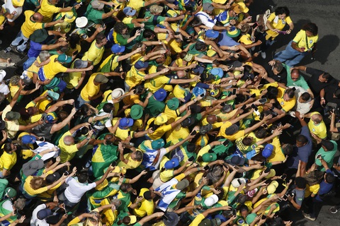 Dòng người ủng hộ cựu tổng thống Brazil Bolsonaro đồng loạt với tay về phía ông trong cuộc tuần hành ngày 25-2 tại thành phố Sao Paulo - Ảnh: AFP Dòng người ủng hộ cựu tổng thống Brazil Bolsonaro đồng loạt với tay về phía ông, trong cuộc tuần hành ngày 25-2 tại thành phố Sao Paulo - Ảnh: AFP