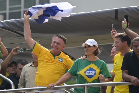 Ông Bolsonaro cùng vợ có mặt tại cuộc tuần hành - Ảnh: AFP Ông Bolsonaro cùng vợ có mặt tại cuộc tuần hành - Ảnh: AFP