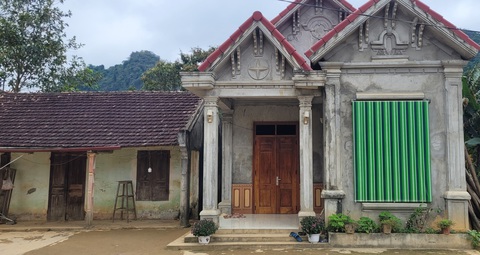 Trưởng thôn nhận trâu bò dự án vì là 'hộ nghèo', giờ xin trả lại- Ảnh 3. Ngôi nhà của gia đình ông Đinh Xuân Tính ở thôn Thành Tân, huyện Thạch Thành xây dựng nhiều năm nay chưa được quét sơn (bên phải) - Ảnh: HÀ ĐỒNG