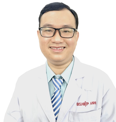Bác sĩ trẻ, hãy cứ đi và cống hiến- Ảnh 2. Nguyễn Cao Hiệp Anh là bác sĩ đầu tiên đầu quân cho Trung tâm Y tế huyện Cần Giờ sau khi đơn vị này “trắng tay” ở ngày hội việc làm do Sở Y tế TP.HCM tổ chức vào tháng 8-2023 - Ảnh: MINH QUÂN