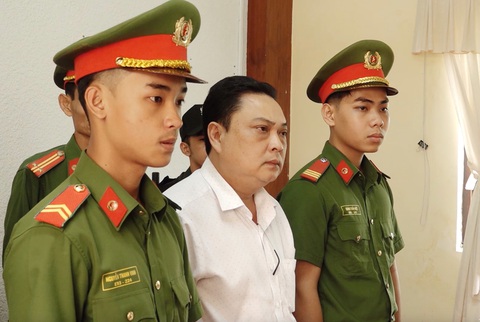 Đình chỉ chức vụ giám đốc văn phòng đăng ký đất đai tỉnh Hậu Giang- Ảnh 1. Giám đốc văn phòng đăng ký đất đai tỉnh Hậu Giang Lê Phước Nhàn nghe đọc lệnh bắt tạm giam - Ảnh: HUY PHÁCH