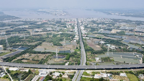 TP.HCM đề xuất mở thêm nhiều nút giao nối 6 cao tốc và 2 vành đai- Ảnh 1. Nút giao cao tốc Bến Lức - Long Thành với đường Rừng Sác, huyện Cần Giờ đang được TP.HCM đề xuất mở kết nối để phát triển huyện này - Ảnh: LÊ PHAN