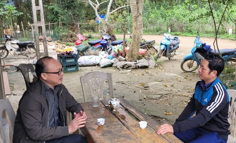 Trưởng thôn nhận trâu bò dự án vì là 'hộ nghèo', giờ xin trả lại- Ảnh 2. Ông Đinh Xuân Tính (phải) trao đổi với phóng viên báo Tuổi Trẻ - Ảnh: CTV