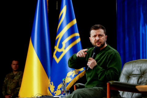 Tin tức thế giới 26-2: Ông Zelensky công bố số binh sĩ thiệt mạng, thấp hơn dự đoán của Mỹ- Ảnh 1. Tổng thống Ukraine Volodymyr Zelensky phát biểu tại Kiev, Ukraine ngày 25-2 - Ảnh: REUTERS