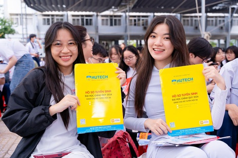 Cơ hội nhận lì xì - học bổng giá trị khi xét tuyển học bạ sau Tết vào HUTECH- Ảnh 1. Đăng ký xét tuyển học bạ vào HUTECH để trải nghiệm môi trường học tập hiện đại và nhận nhiều suất học bổng giá trị khủng