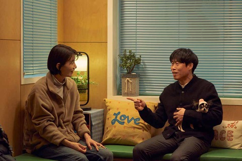 Sen Boss sum vầy: Ông chú xấu trai làm soái ca, ác nữ hóa ngôn tình- Ảnh 4. Màn kết đôi độc đáo của Yoo Hae Jin và Kim Seo Hyung - Ảnh: Soompi