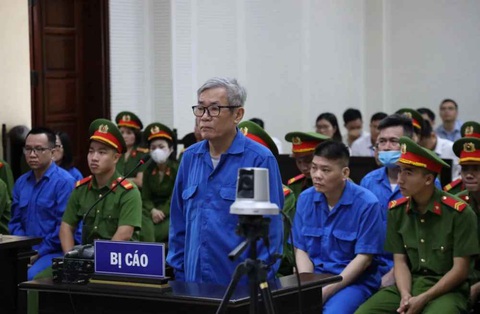 Anh trai chủ tịch AIC Nguyễn Thị Thanh Nhàn được giảm án tù- Ảnh 1. Bị cáo Nguyễn Anh Dũng, anh trai cựu chủ tịch AIC Nguyễn Thị Thanh Nhàn, tại tòa - Ảnh: MINH HƯỞNG