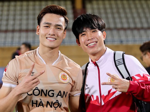 CLB Công An Hà Nội cho Hoàng Anh Gia Lai mượn 3 cầu thủ- Ảnh 1. Trung vệ Trần Quang Thịnh (phải) cùng Việt Anh khi còn ở CLB Công An Hà Nội - Ảnh: CAHN FC