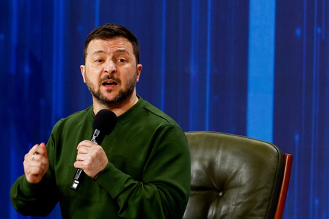 Nhân 10 năm Crimea bị sáp nhập, ông Zelensky nhắc 'phải chiến đấu đến cùng'- Ảnh 1. Tổng thống Ukraine Volodymyr Zelensky tại một sự kiện ở Kiev ngày 25-2 - Ảnh: REUTERS