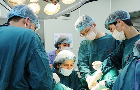 Nữ bác sĩ ngoại đam mê 'chữa lành' khiếm khuyết- Ảnh 2. TS.BS Phạm Thị Việt Dung thực hiện phẫu thuật cho bệnh nhân - Ảnh: BVCC