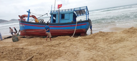 Sóng mạnh đánh dạt 1 tàu cá của ngư dân vào bờ tại khu vực biển Trung Lương- Ảnh: N.V.H Sóng mạnh đánh dạt 1 tàu cá của ngư dân vào bờ tại khu vực biển Trung Lương - Ảnh: N.V.H.