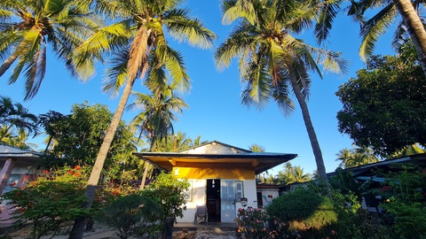 Căn nhà đơn sơ nhưng khung cảnh thanh bình và rất thơ mộng - Ảnh: LÂM THIÊN Căn nhà đơn sơ nhưng khung cảnh thanh bình và rất thơ mộng