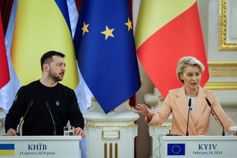 Tổng thống Ukraine Volodymyr Zelenskiy và Chủ tịch Ủy ban châu Âu Ursula von der Leyen dự cuộc họp báo chung với các nhà lãnh đạo của EU và Canada tại Kiev, Ukraine ngày 24-2 - Ảnh: REUTERS Tổng thống Ukraine Volodymyr Zelenskiy và Chủ tịch Ủy ban châu Âu Ursula von der Leyen dự cuộc họp báo chung với các nhà lãnh đạo của EU và Canada tại Kiev, Ukraine ngày 24-2 - Ảnh: REUTERS