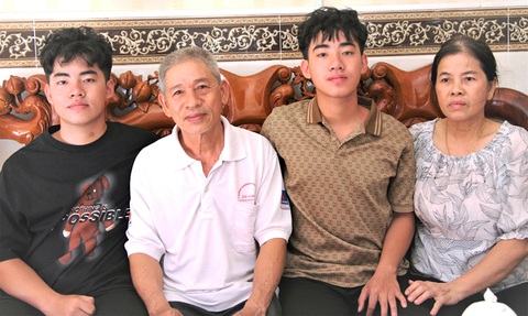 Cùng sinh, cùng lớn nay cùng nhập ngũ- Ảnh 1. Anh em sinh đôi Mạnh Hảo và Mai Hảo hôm nay chia tay bố mẹ bước vào đời quân ngũ - Ảnh: M.THẮNG