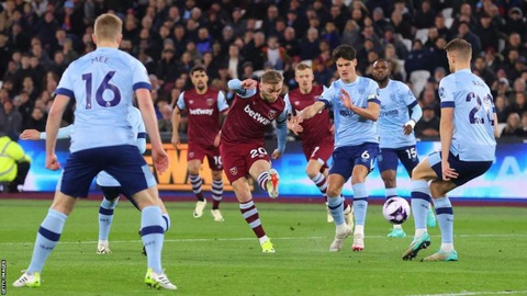 Tin tức thể thao sáng 27-2: Everton được giảm án, Benzema sút hỏng phạt đền- Ảnh 3. Jarrod Bowen với cú sút ghi bàn thắng mở tỉ số vào lưới Brentford - Ảnh: Getty
