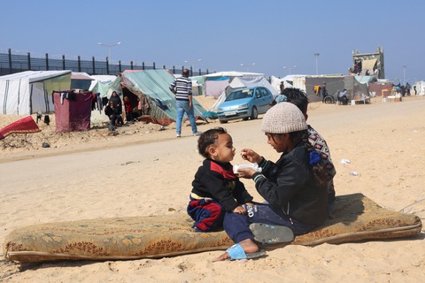 Bé gái Palestine cho em trai ăn tại khu lều trại ở thành phố Rafah, nằm ở phía nam Dải Gaza và giáp biên với Ai Cập, hôm 25-2. Cơ quan y tế Gaza ngày 26-2 cho biết có ít nhất 29.782 người ở Gaza đã thiệt mạng kể từ 7-10. Ảnh: Reuters Bé gái Palestine cho em trai ăn tại khu lều trại ở thành phố Rafah, nằm ở phía nam Dải Gaza và giáp biên với Ai Cập, hôm 25-2. Cơ quan y tế Gaza ngày 26-2 cho biết có ít nhất 29.782 người ở Gaza đã thiệt mạng kể từ 7-10. Ảnh: Reuters